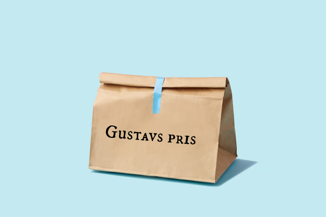 En brun papperspåse med texten "Gustavs pris" på.