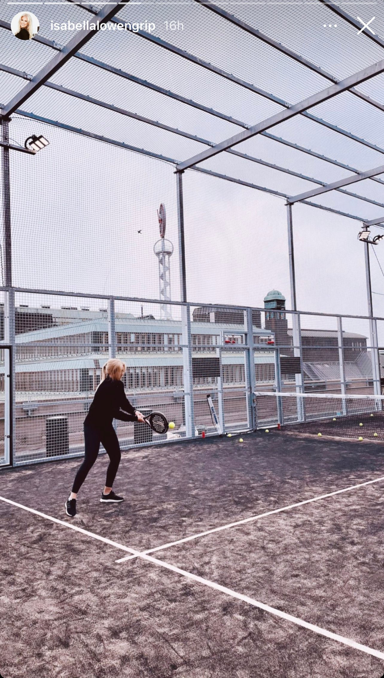 Skärmdump från Isabella Löwengrips Instastory där hon spelar padel på NKs tal