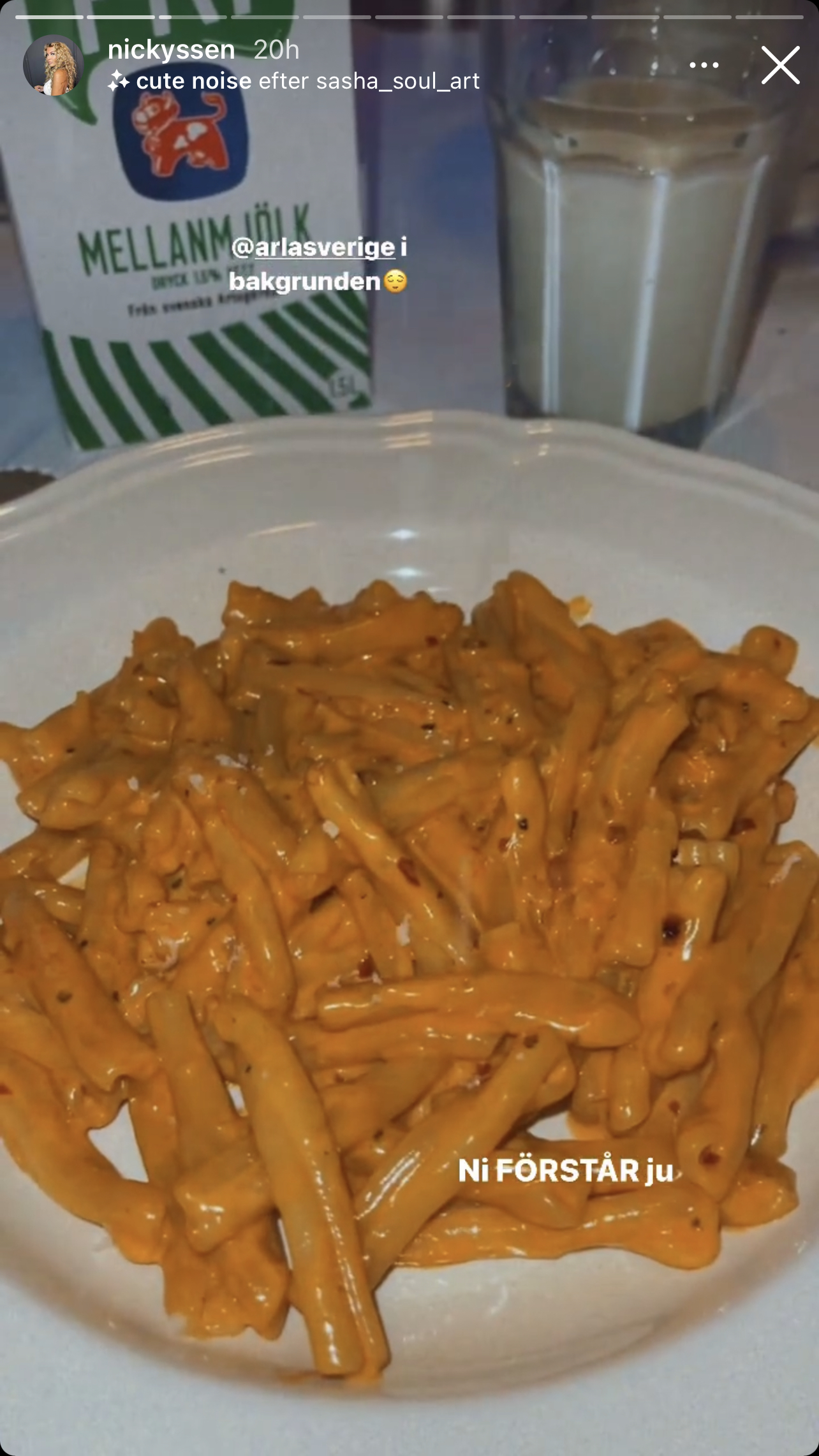 En bild på orange pasta med texten "Ni förstår ju" från @nickyssen