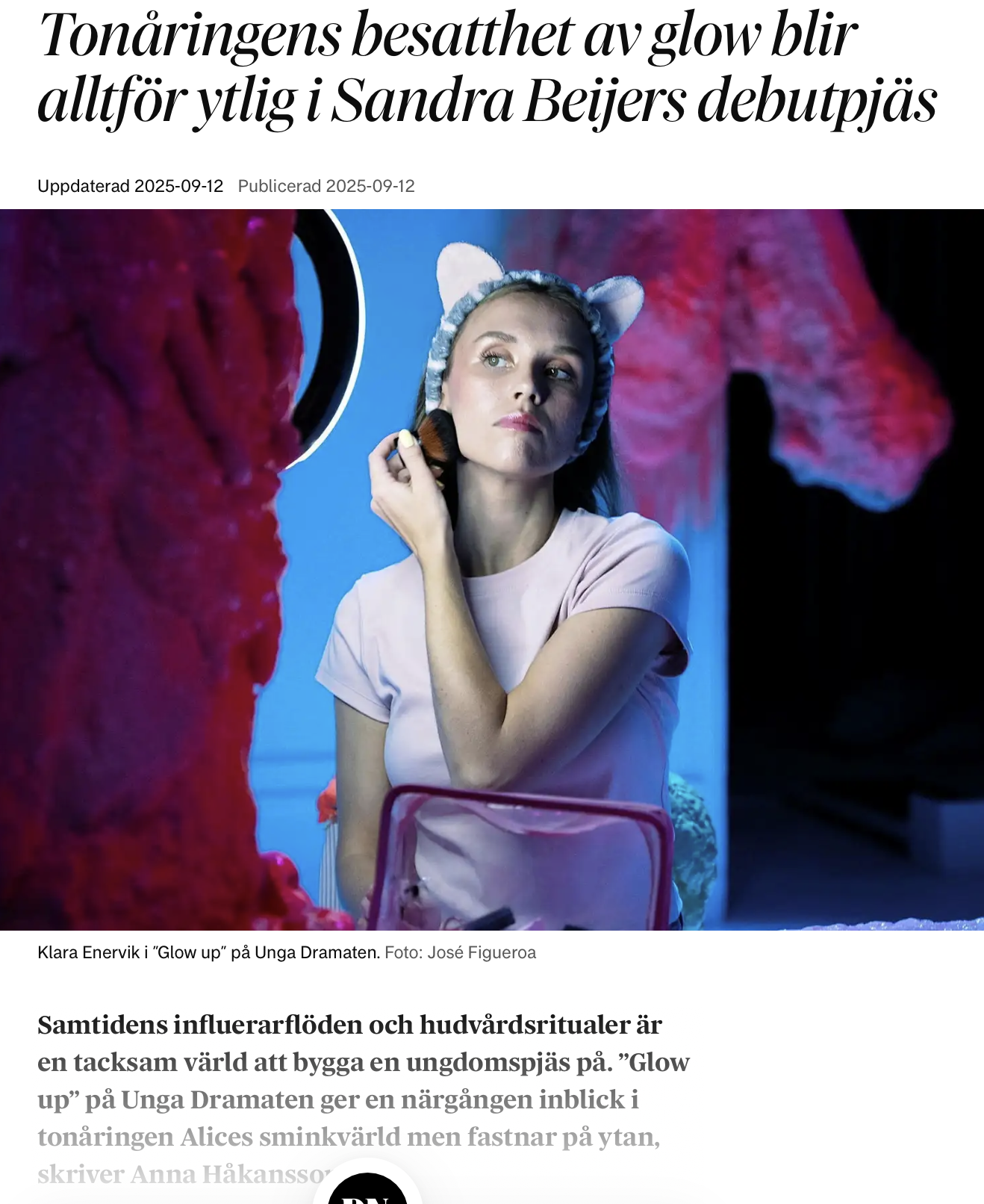 Tonåringens besatthet av glow blir alltför ytlig i Sandra Beijers debutpjäs.

Samtidens influerarflöden och hudvårdsritualer är en tacksam värld att bygga en ungdomspjäs på. ”Glow up” på Unga Dramaten ger en närgången inblick i tonåringen Alices sminkvärld men fastnar på ytan, skriver Anna Håkansson.