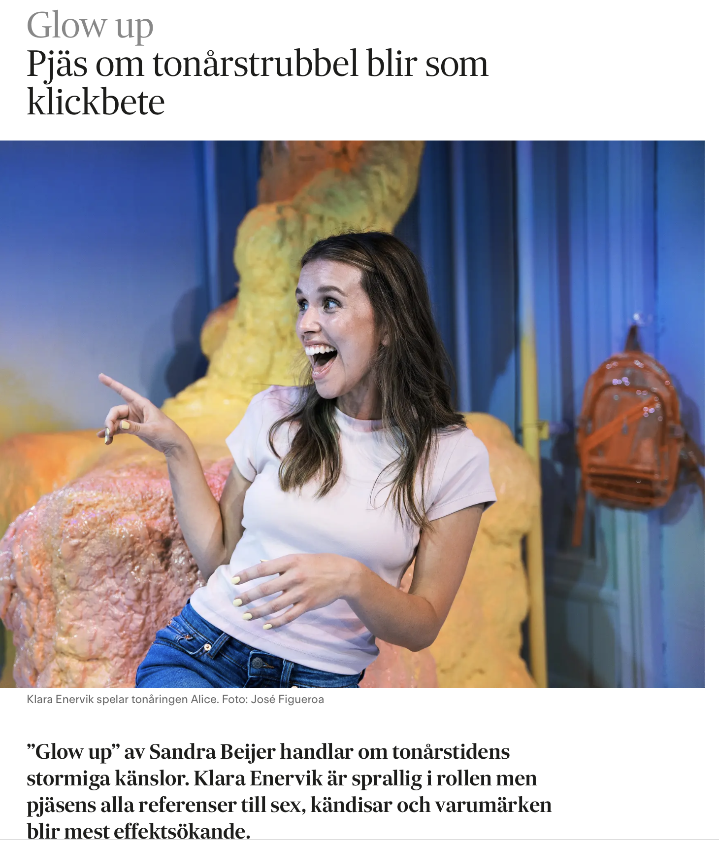 Pjäs om tonårstrubbel blir som klickbete. ”Glow up” av Sandra Beijer handlar om tonårstidens stormiga känslor. Klara Enervik är sprallig i rollen men pjäsens alla referenser till sex, kändisar och varumärken blir mest effektsökande.