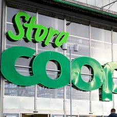 Bilder på en Coop-kasse och en Coop-skylt.
