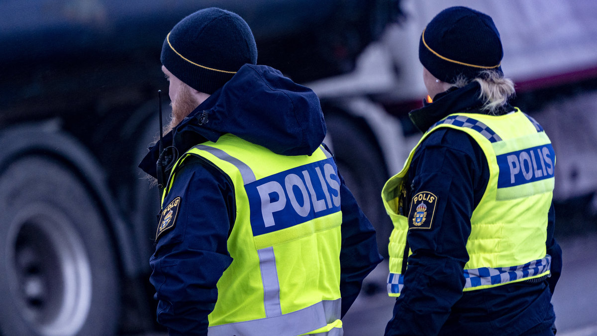 Polisen sätter ner foten mot de åskådare som filmade ett självmordsförsök under helgen.