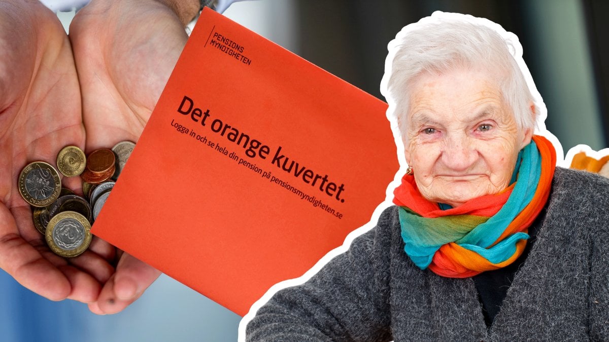 Två händer som håller i mynt vänster utklippt. Det orangea pensionkuvertet i mitten. En utklippt bild på en äldre dam till höger.