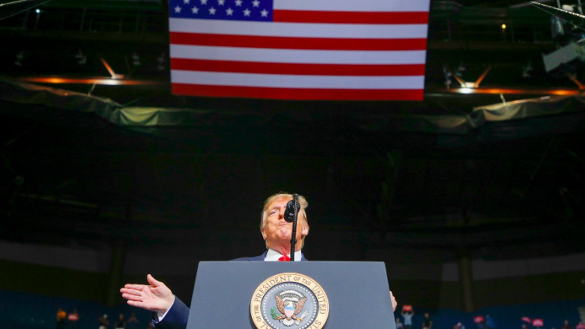 Donald Trump kastade en känga mot den svenska coronastrategin under valmötet i Tulsa.