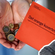 Två händer som håller i mynt vänster utklippt. Det orangea pensionkuvertet i mitten. En utklippt bild på en äldre dam till höger.