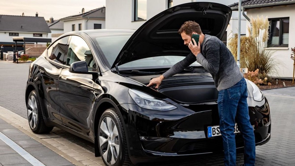 Tesla med öppen motorhuv