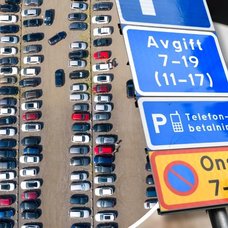 Parkering, parkeringsskyltar och en man i bil