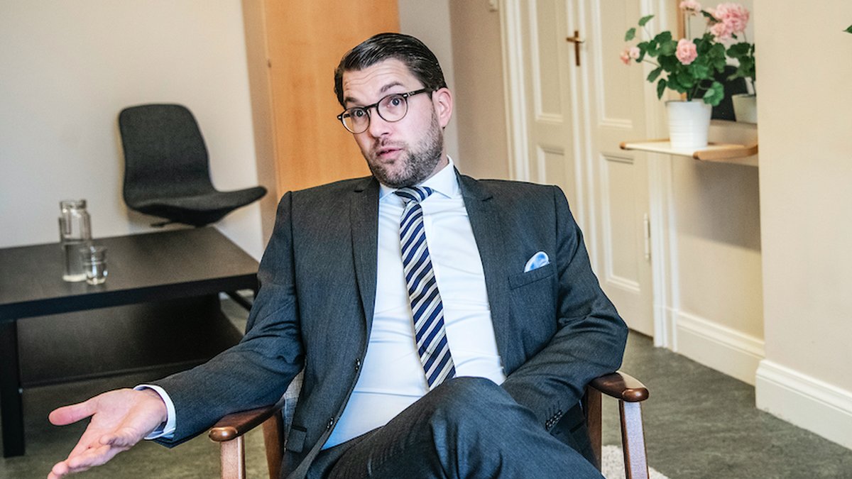Jimmie Åkesson sitter och pratar i en fåtölj. 