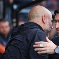Pep Guardiola, till vänster, hälsar på Andoni Iraola före Premier League-matchen i England.