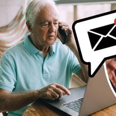 Äldre man vid dator och en dator med ett hänglås på