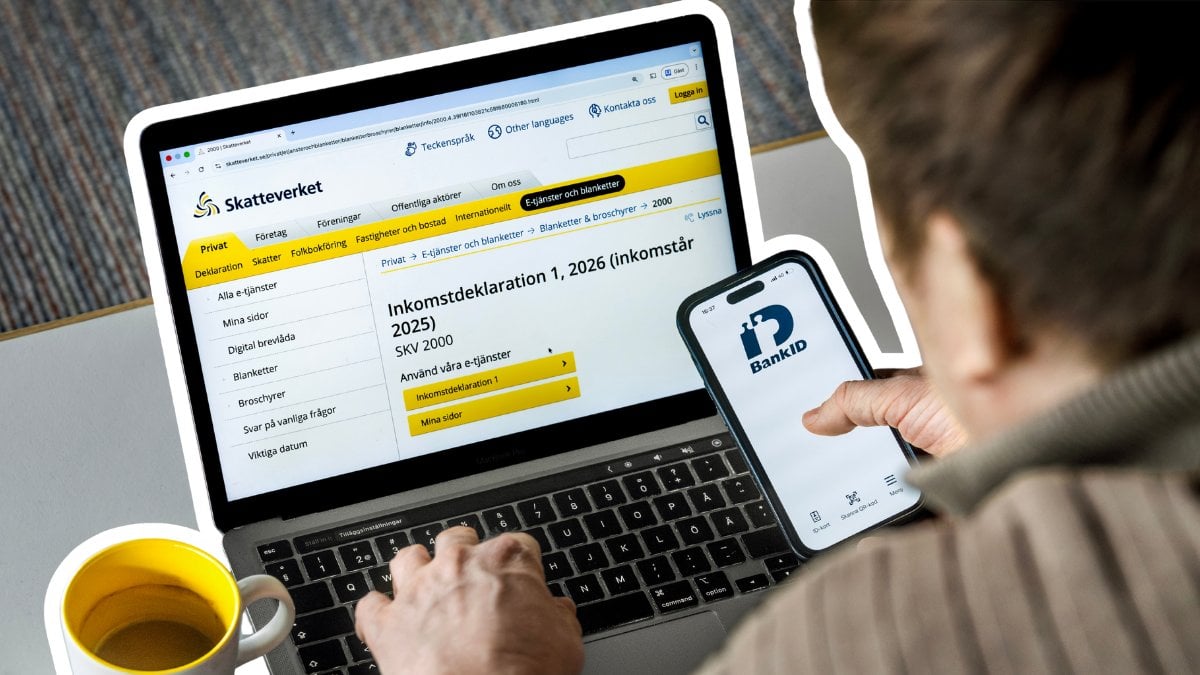 En person som istter framför en dator. På datorskärmen har han skatteverket uppe. Han håller också i en mobil bredvid med Bank-ID på skärmen.