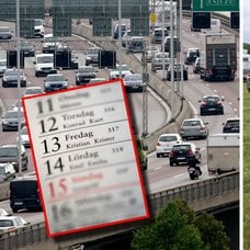 En stor väg med bilar och en stillastående, ljusblå veteranbil.