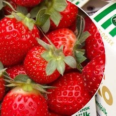Bilder på Arlas mjölk och jordgubbar.