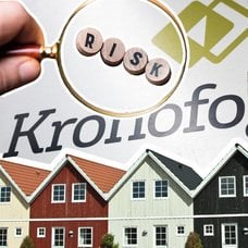 Kronofogden text i bakgrunden, radhus framför. Regnande sedlar höger. Ett förstoringsglas med texten Risk vänster.