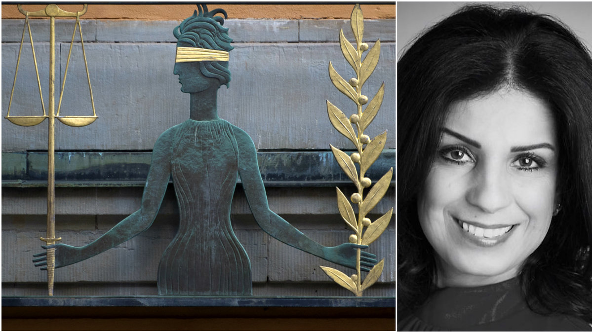 Stockholms Tingsrätt. med Justitia på väggen ovanför ingången till Säkerhetssalen