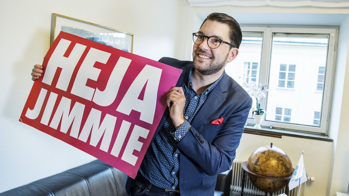 Jimmie Åkesson håller en skylt det står Heja Jimmie på