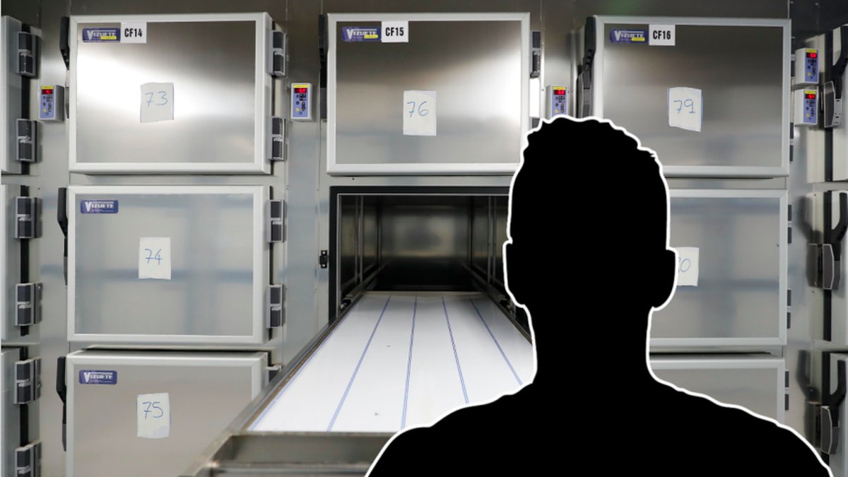 En dödförklarad man hittades levande i frysen på bårhuset.