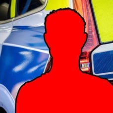 Polisbil och en röd siluett av en man.