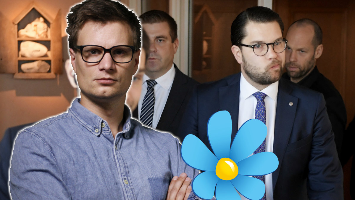 Jimmie Åkesson går genom en korridor