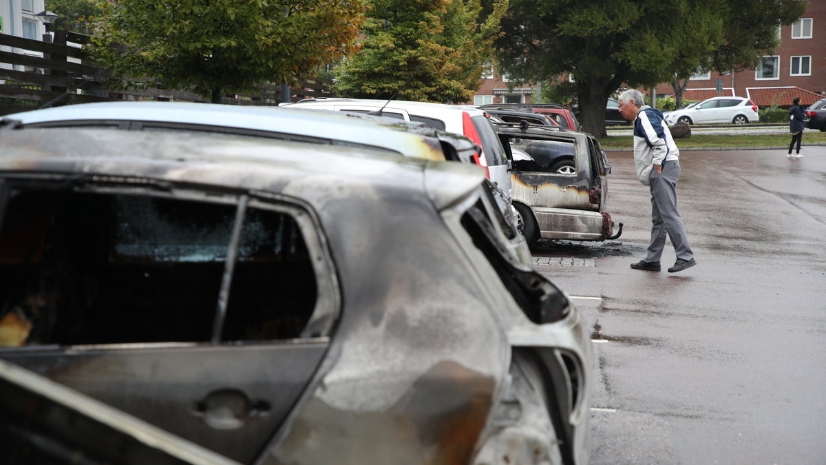 Stora mängder av bilbränder härjade i Sverige under natten