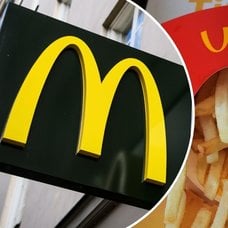 Bild på en  McDonalds-skylt och pommes frites.