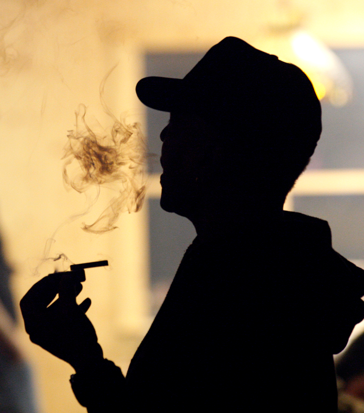 Man röker cannabis