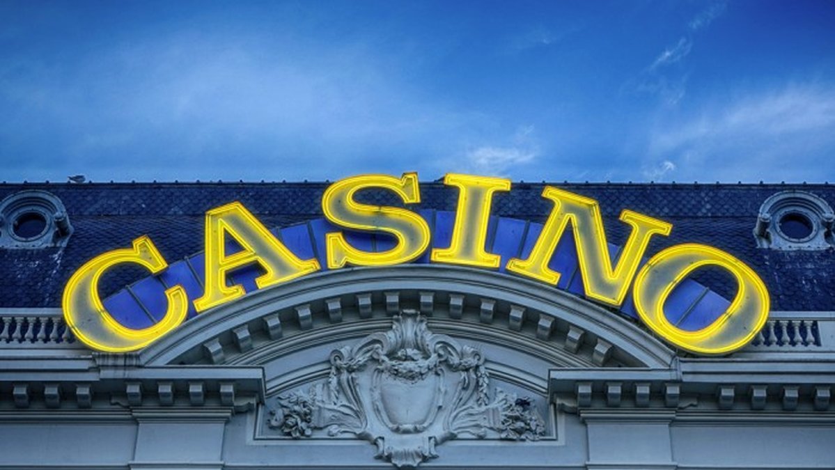 Casinoskylt på ett hus 
