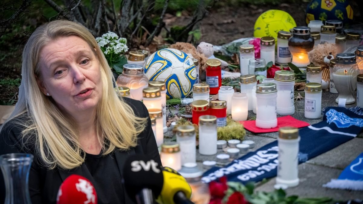 Hörby kommuns kommundirektör, Linda Staf och en minnesplats.