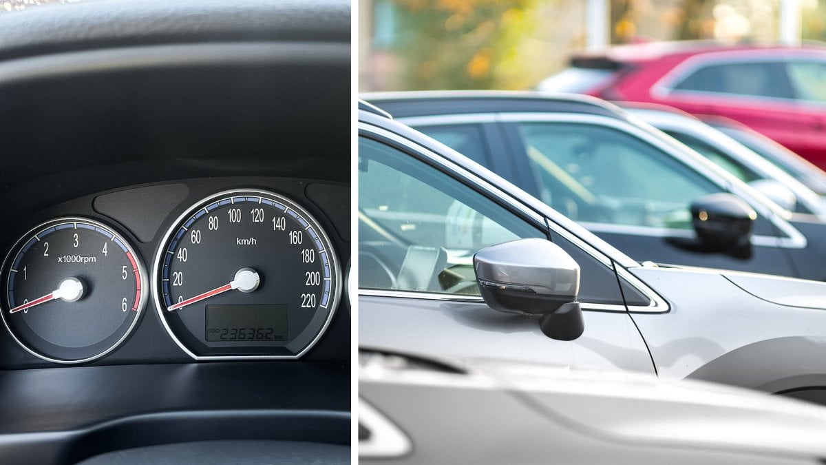 Milmätare på en bil-dashboard vänster. Flera bilar på rad höger.