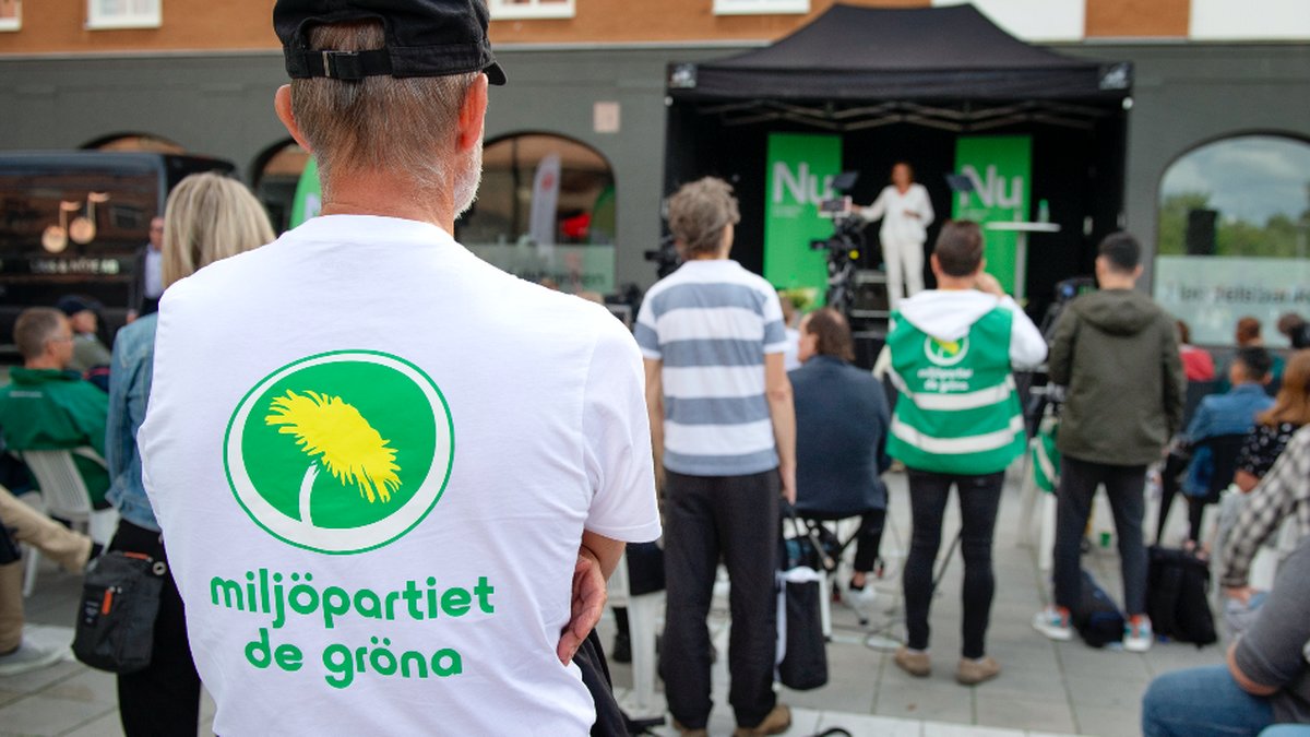 En person med MP-tröja står på ett torg.