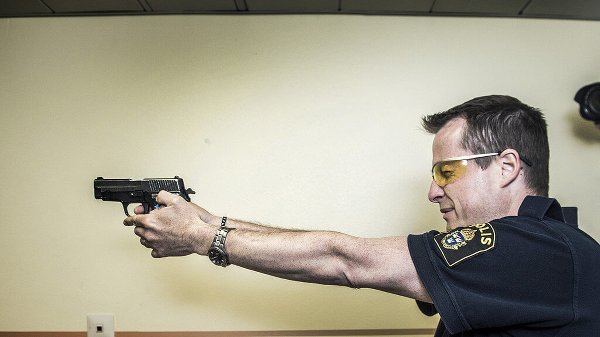 Anders Ygeman med en pistol