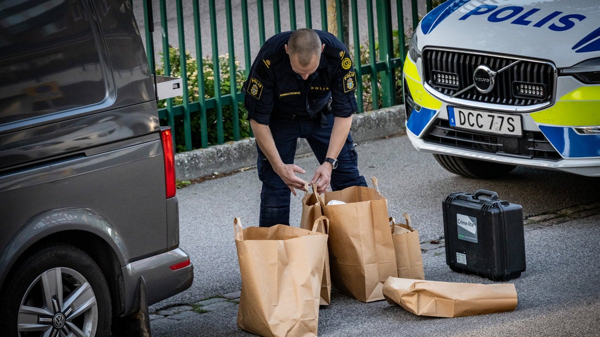 Polis och kriminaltekniker på plats vid brottsplatsen i Malmö.