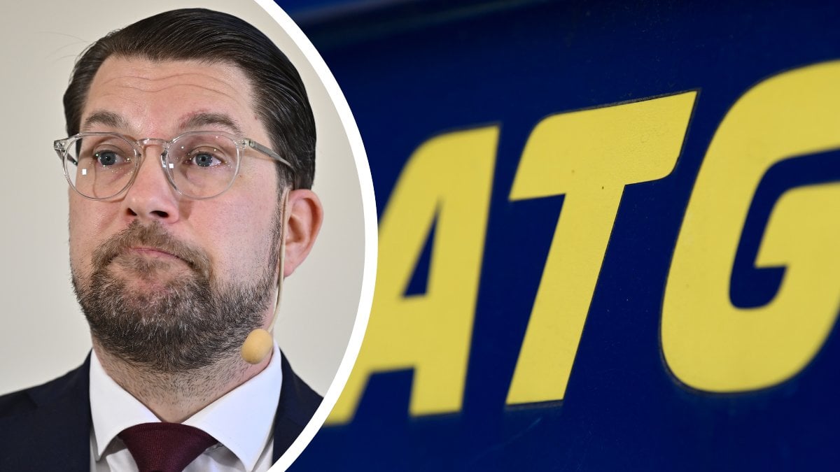 Jimmie Åkesson vänster. ATG-skylt höger.