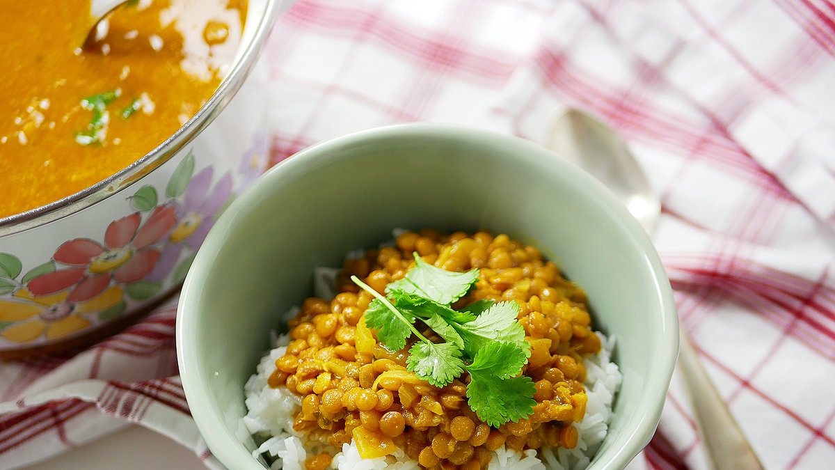 en skål med krämig vegansk linscurry