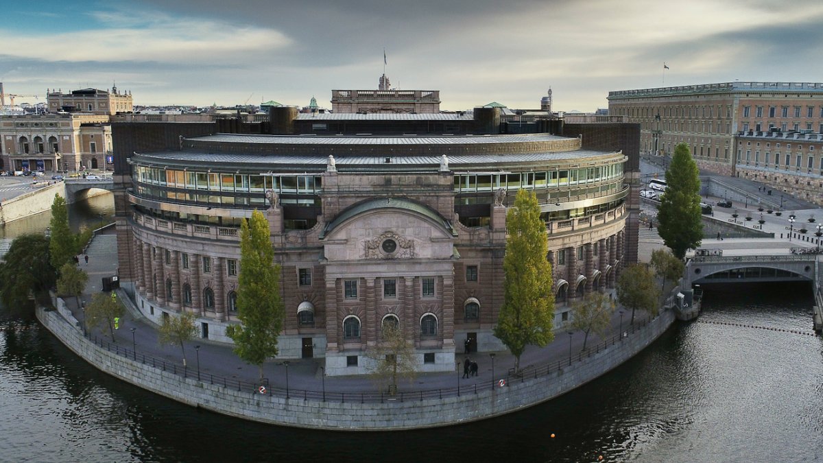 Riksdagen utryms efter ett brandlarm.