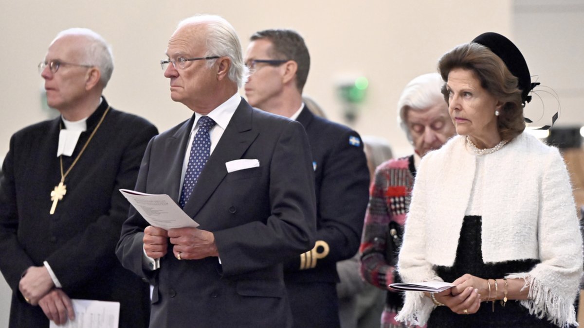 Kungaparet reser till Örebro efter attentatet.