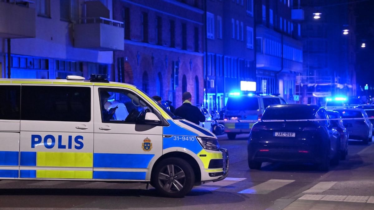 1 juni: polis på plats på Surbrunnsgatan i Vasastaden i centrala Stockholm efter larm om skottlossning. Enligt polisen ska det skjutits i eller vid en port. Ingen person har hittats skadad och ingen är gripen för dådet, uppger polisen.