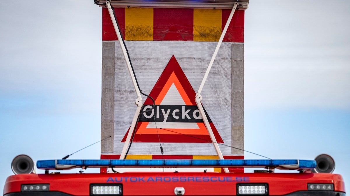 Bilden visar en ett fordon med en skylt med texten olycka. 