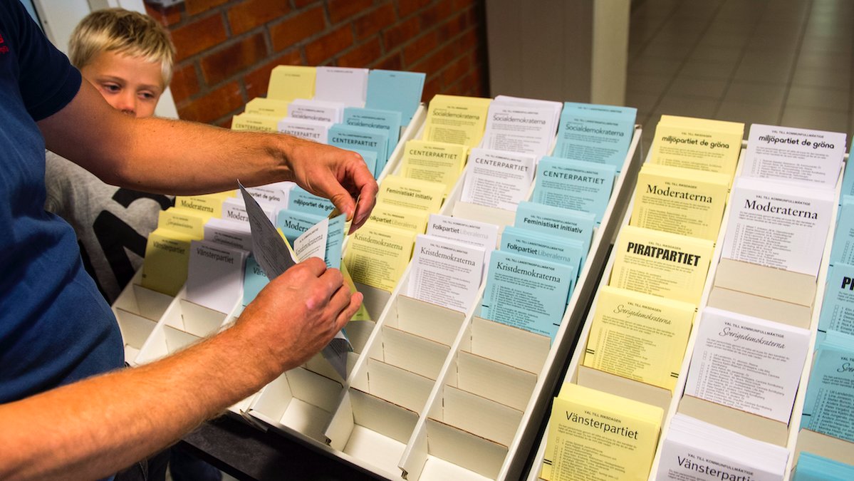Man bläddrar bland valsedlar