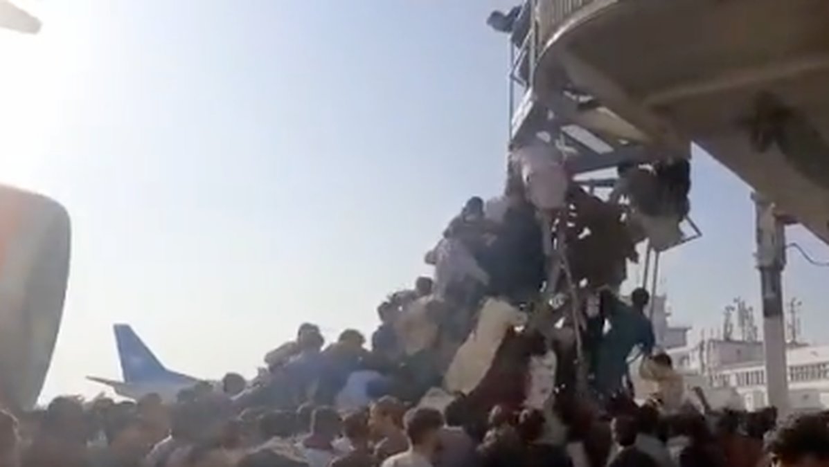 Människor försöker fly från Afghanistan.