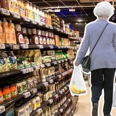 Matbutik, en äldre person med kassar