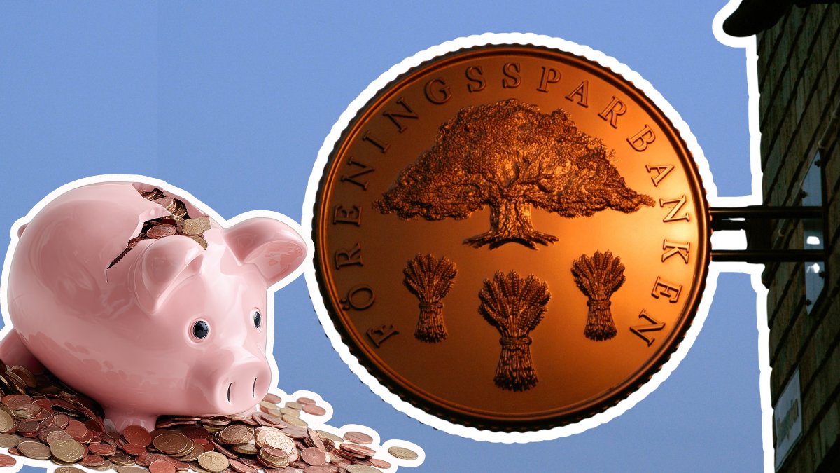 Sparbanken-skylt i bakgrunden. En spargris på toppen av mynthögar utklippt till vänster.