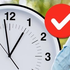 Klocka och en äldre man med bekymrad min