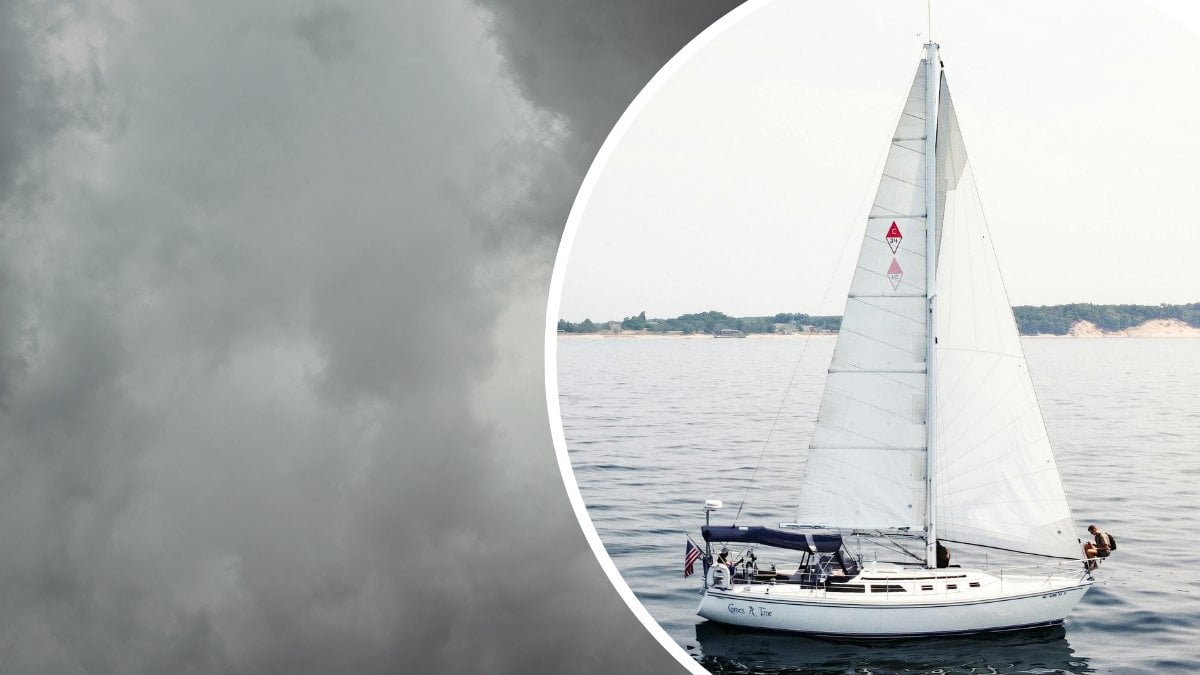 Oväder i himlen vänster. En segelbåt i havet till höger.