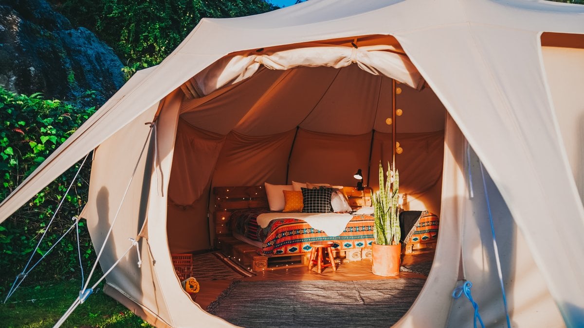 Ta reda på hur och var du kan testa på den heta trenden glamping i Sverige just nu.
