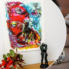 Bilder på kaffekopp och konst.