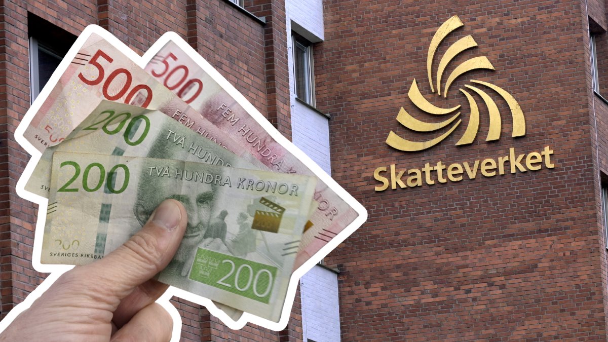 Person som håller i kontanter vänster. Skatteverket-skylt på en byggnad i bakgrunden.