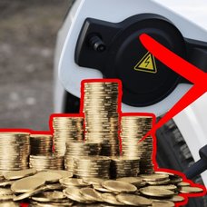 Elbil som laddar och mynt