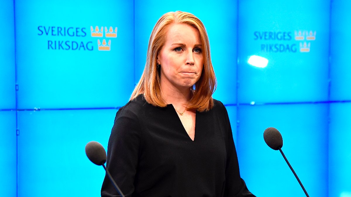 Annie Lööf ser sammanbiten ut